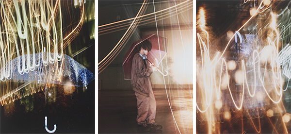 傘を差す人物と光跡