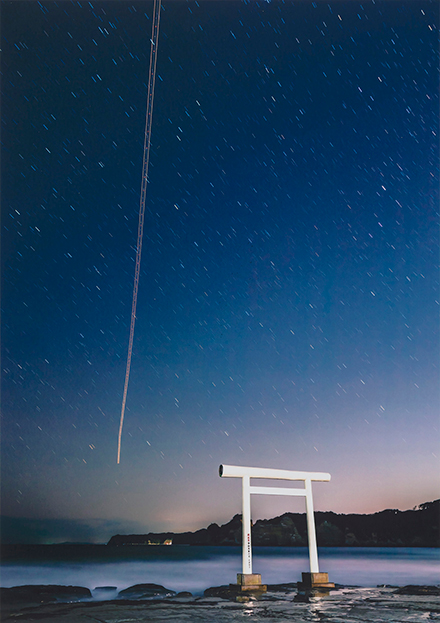 流れ星と白い鳥居