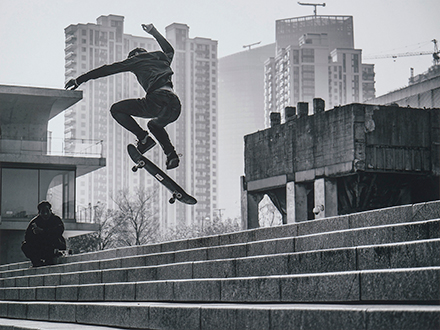 階段でスケートボードをしている人物