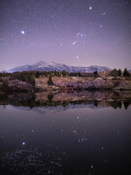 夜空と湖面に映って輝くオリオン座