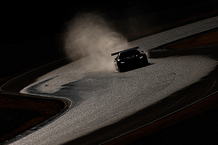 S字カーブを疾走するスポーツカー