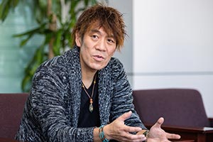 インタビュー中の中西敏貴氏