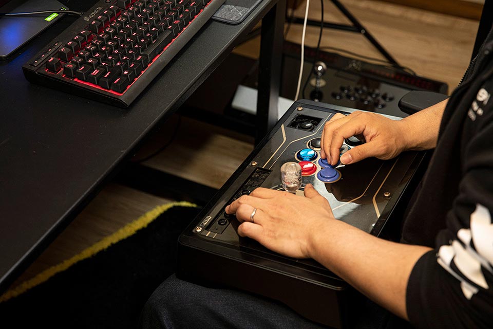 アーケードコントローラーを操作する手元