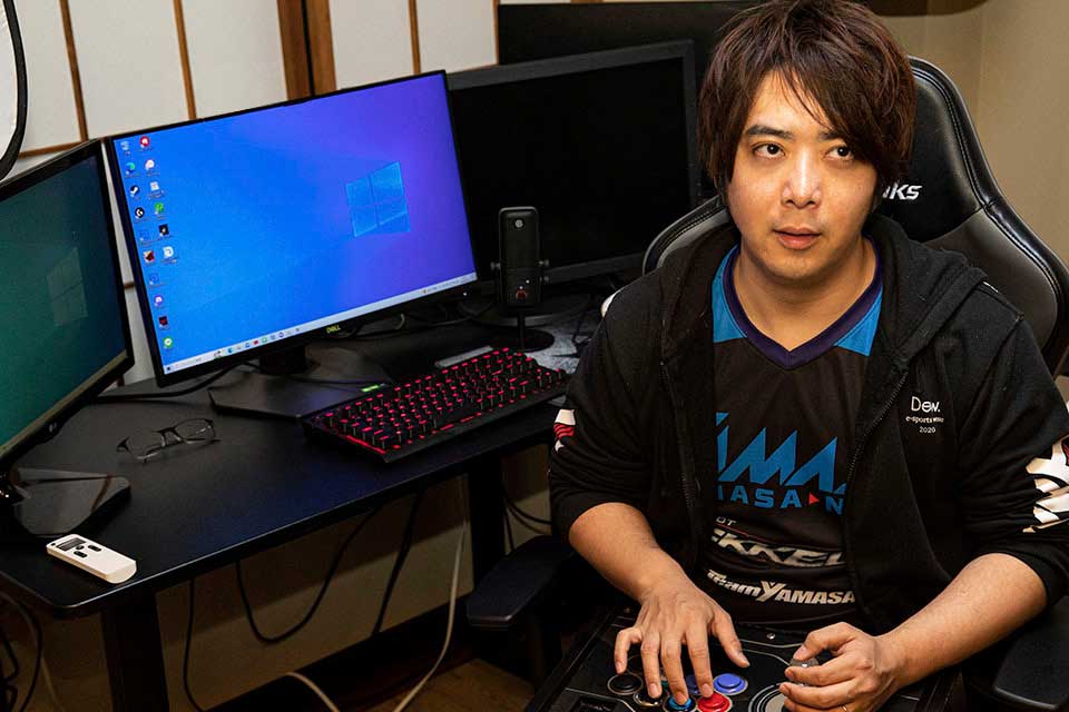 アーケードコントローラーを操作するノビ氏