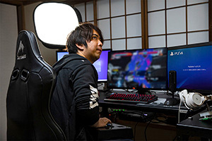 ゲーミング環境にいるノビ氏