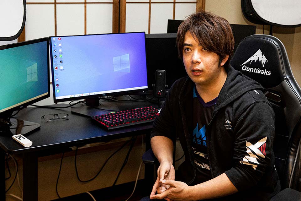 インタビュー中のノビ氏