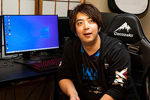 インタビューに応じるノビ氏