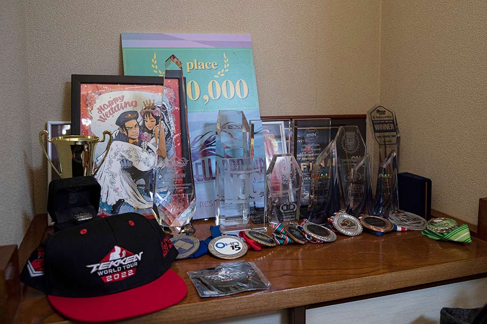 ノビ氏の自宅に飾られたトロフィーやメダル