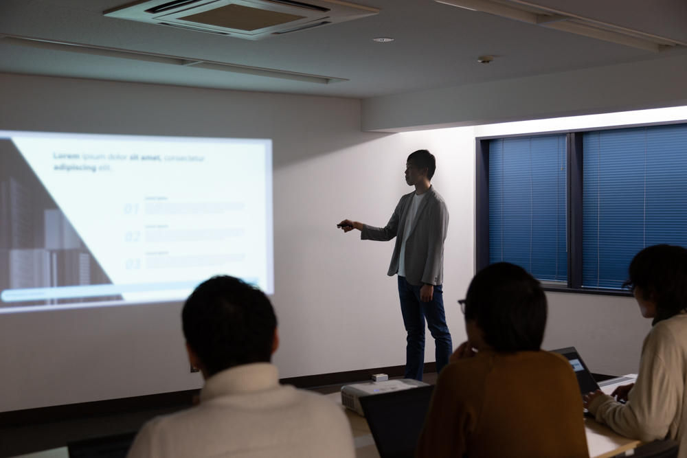 大規模な会議でのプレゼン、明るい会場