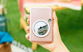 手のひらサイズのインスタントカメラプリンター